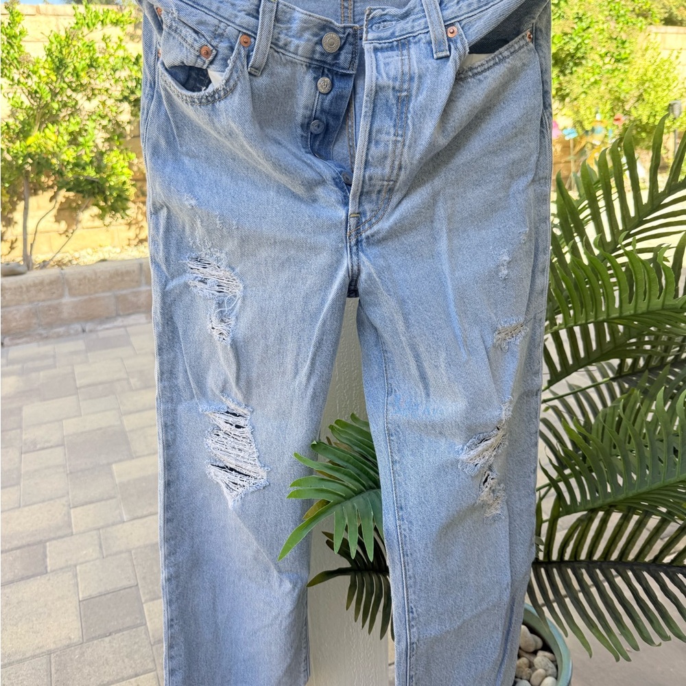 Levi's Premium Women's Light Blue Jeans.Ribcage straight ankle distressed button
